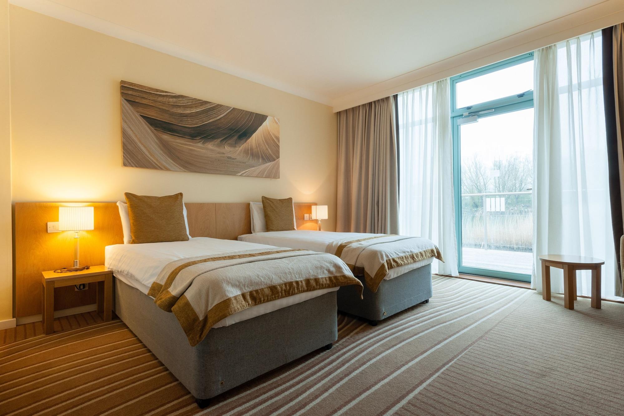 De Vere Cotswold Water Park South Cerney Esterno foto