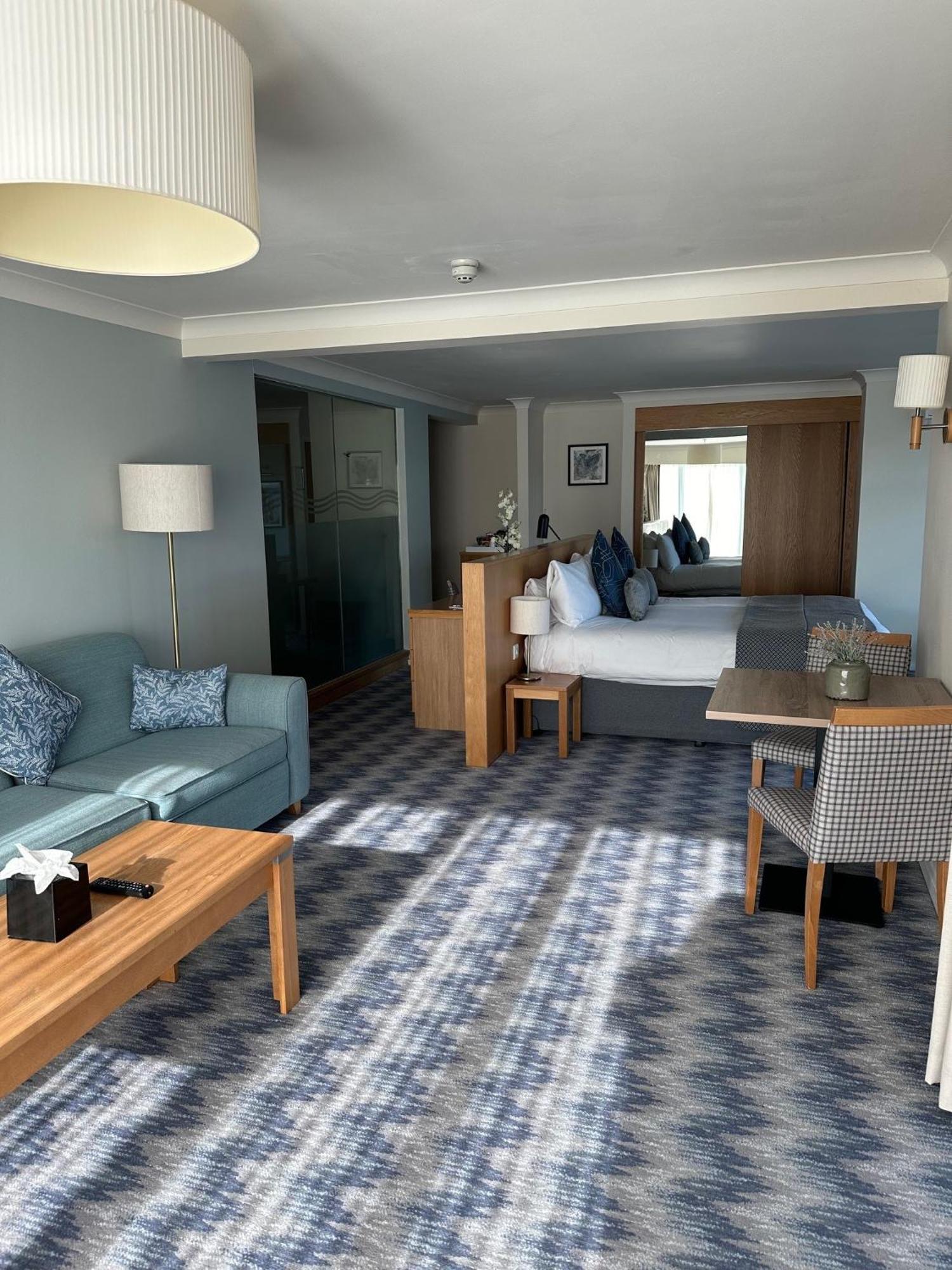 De Vere Cotswold Water Park South Cerney Esterno foto