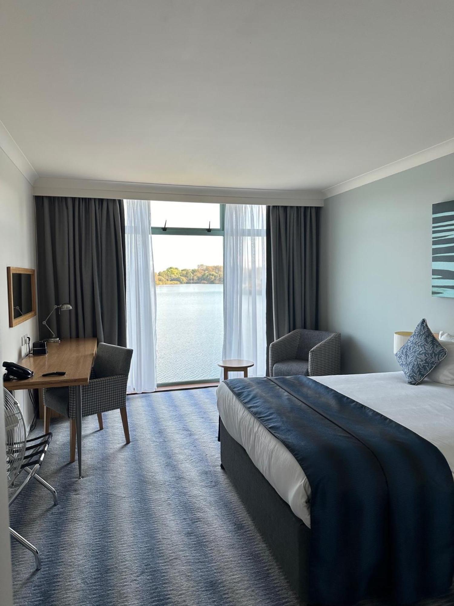 De Vere Cotswold Water Park South Cerney Esterno foto