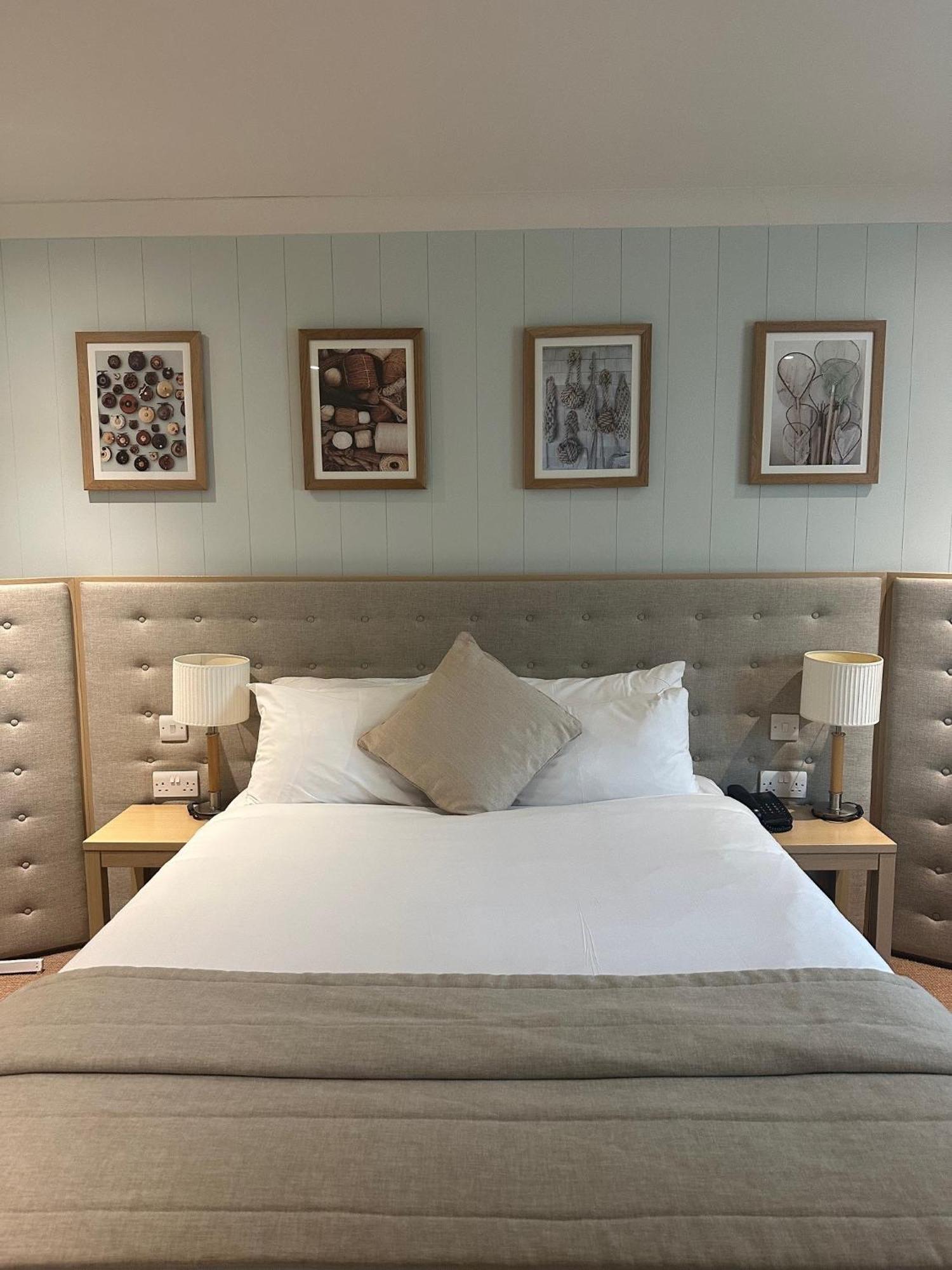 De Vere Cotswold Water Park South Cerney Esterno foto