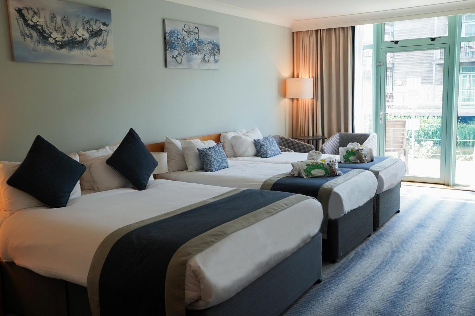 De Vere Cotswold Water Park South Cerney Esterno foto